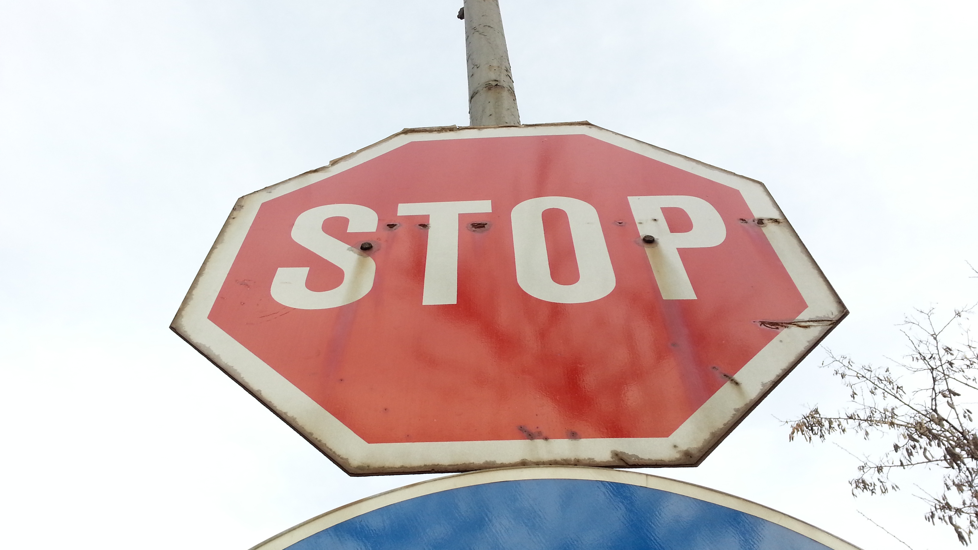 Стоп на белом фоне что означает. Знак стоп на Красном фоне. Знак стоп во Франции. Знак stop Moldova. Знаки стоп на шлюзе.