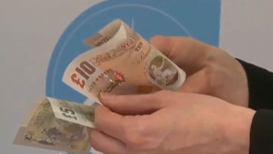 Пластмасови банкноти ще заменят хартиените британски лири - Economy.bg