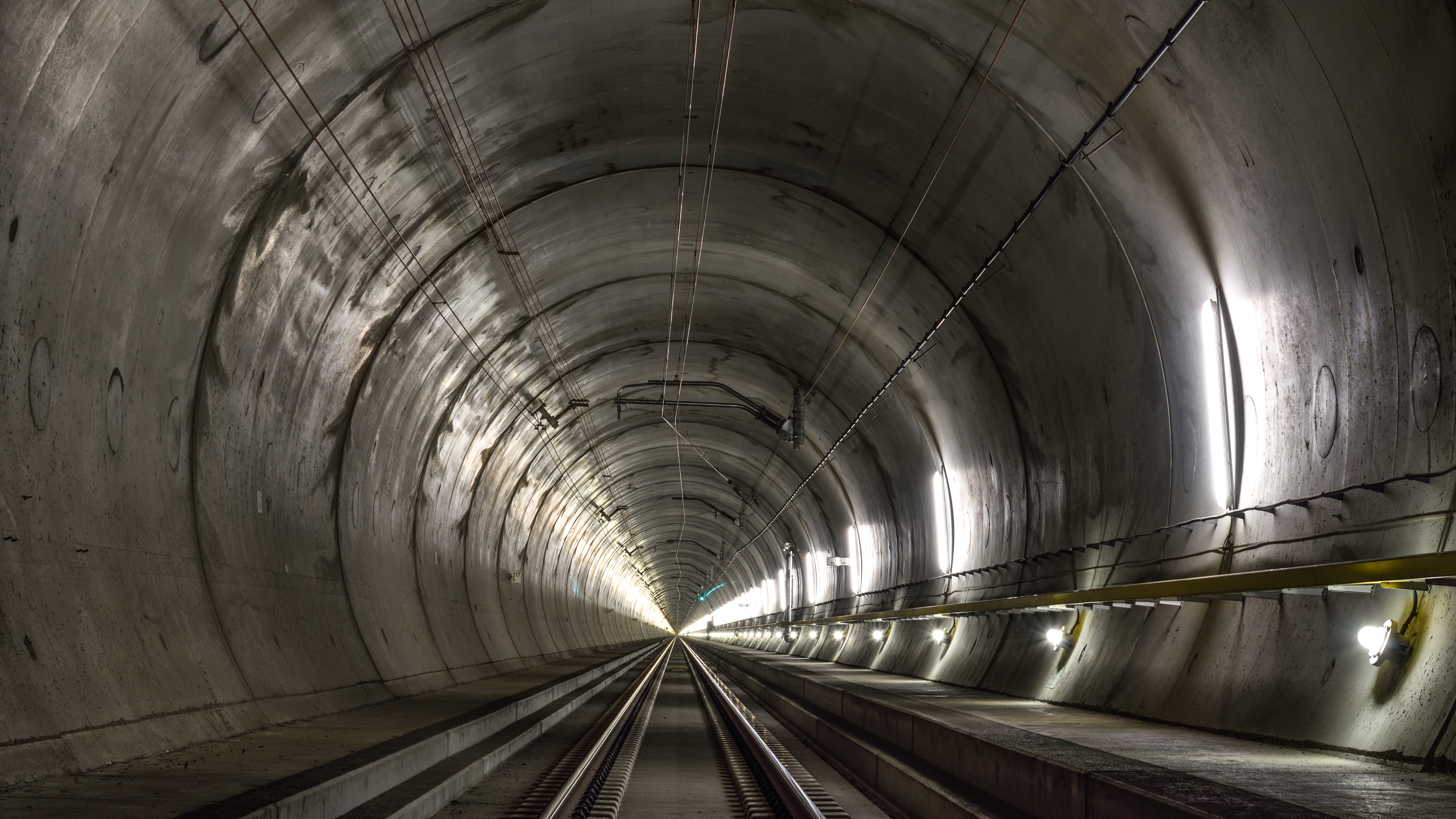 Завърши строителството на най-дългия тунел в света - Economy.bg