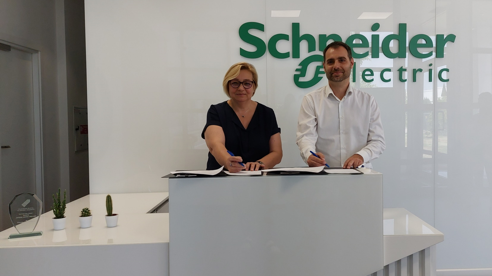 Schneider Electric ще си сътрудничи с университета в Пловдив - Economy.bg